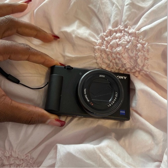 SONY ZV1 vlogging camera $850 non negotiable 🥰  with 2 battery packs & charger - Picture 4 of 4